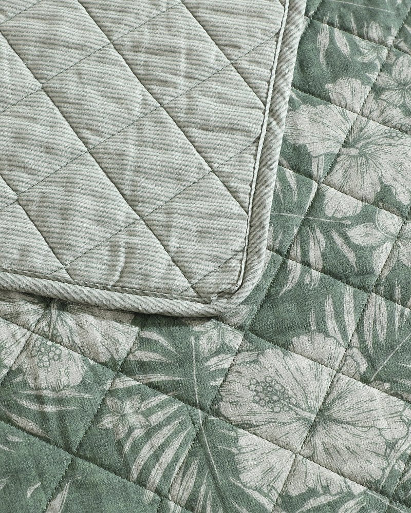 Hibiscus Jungle Reversible 3-Piece Full/Queen Quilt Set Jungle | Tommy Bahama Everyday - Hibiscus Jungle Reversible 3-Piece Full/Queen Quilt Set